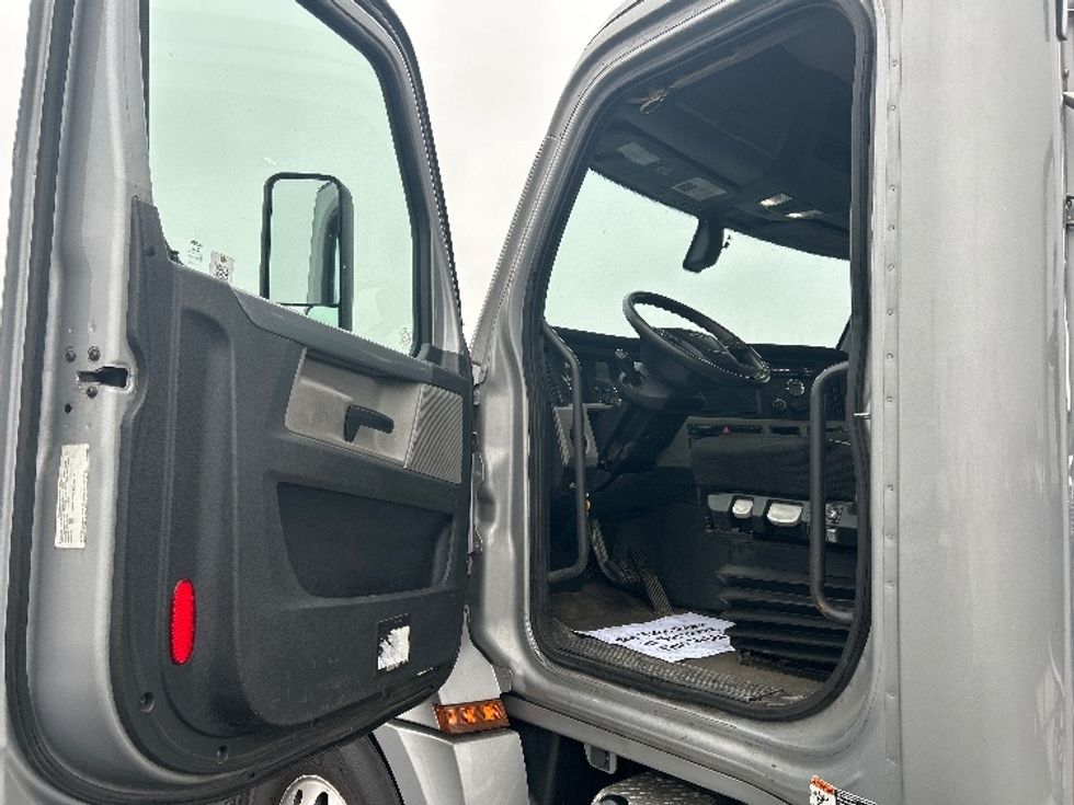 Day Cab Tractor-Heavy Duty Tractors-Freightliner-2020-T12664ST-Piqua-OH-477,381\n\t\tmiles-$ 43,000 - Image 9