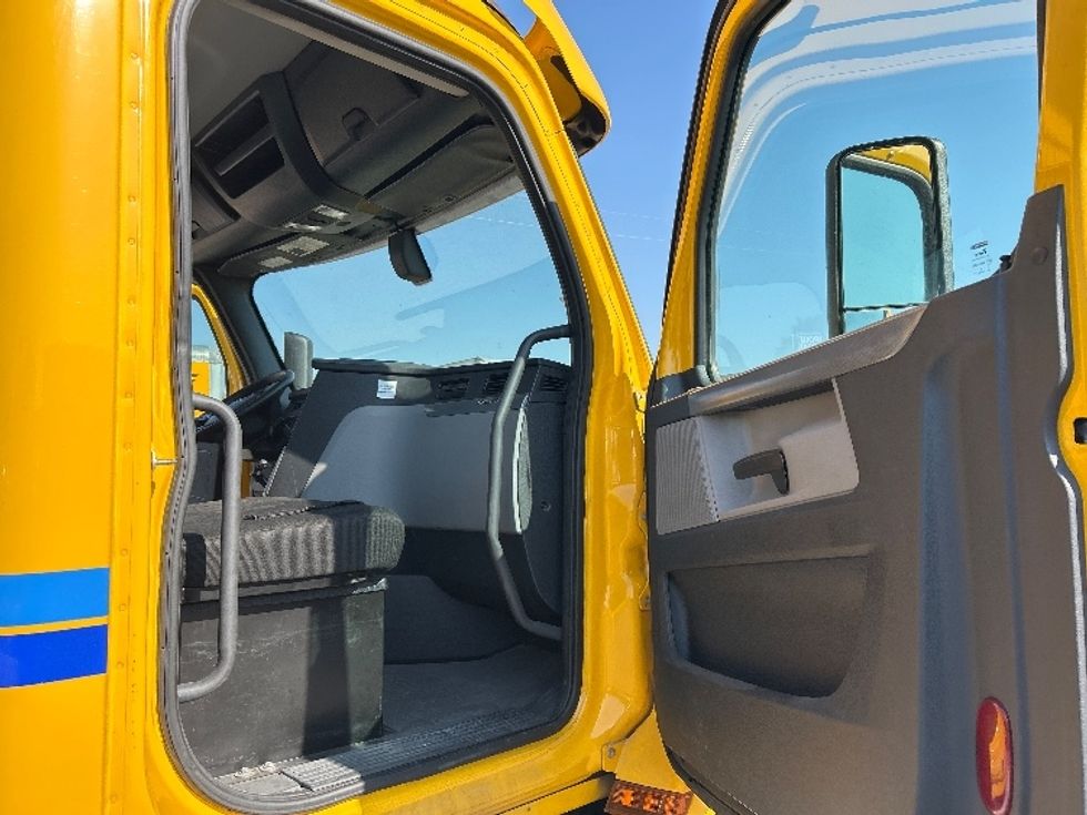 Day Cab Tractor-Heavy Duty Tractors-Freightliner-2020-T12664ST-Piqua-OH-478,462\n\t\tmiles-$ 39,500 - Image 12