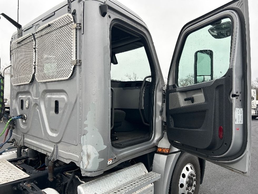 Day Cab Tractor-Heavy Duty Tractors-Freightliner-2020-T12664ST-Piqua-OH-487,632\n\t\tmiles-$ 43,500 - Image 12