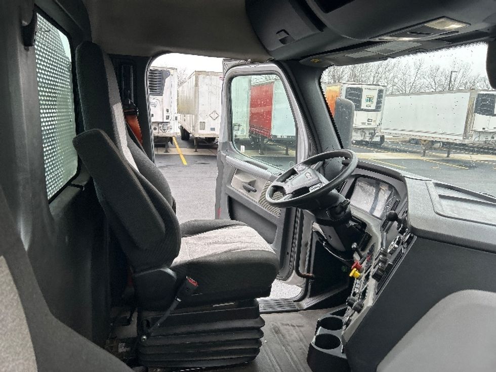 Day Cab Tractor-Heavy Duty Tractors-Freightliner-2020-T12664ST-Piqua-OH-487,632\n\t\tmiles-$ 43,500 - Image 14