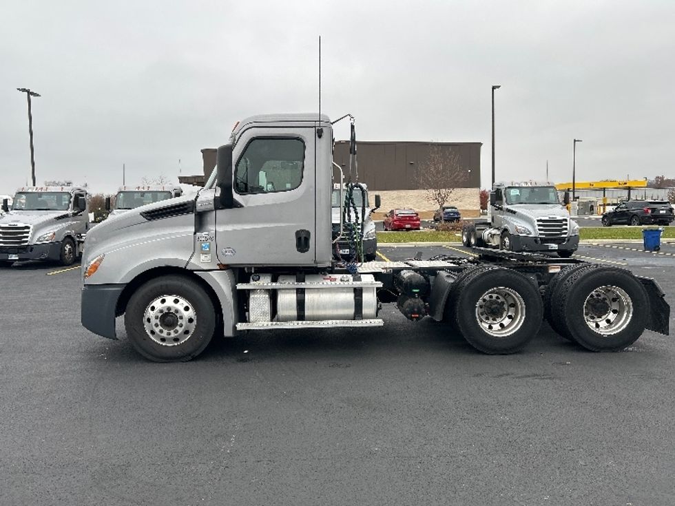 Day Cab Tractor-Heavy Duty Tractors-Freightliner-2020-T12664ST-Piqua-OH-487,632\n\t\tmiles-$ 43,500 - Image 4