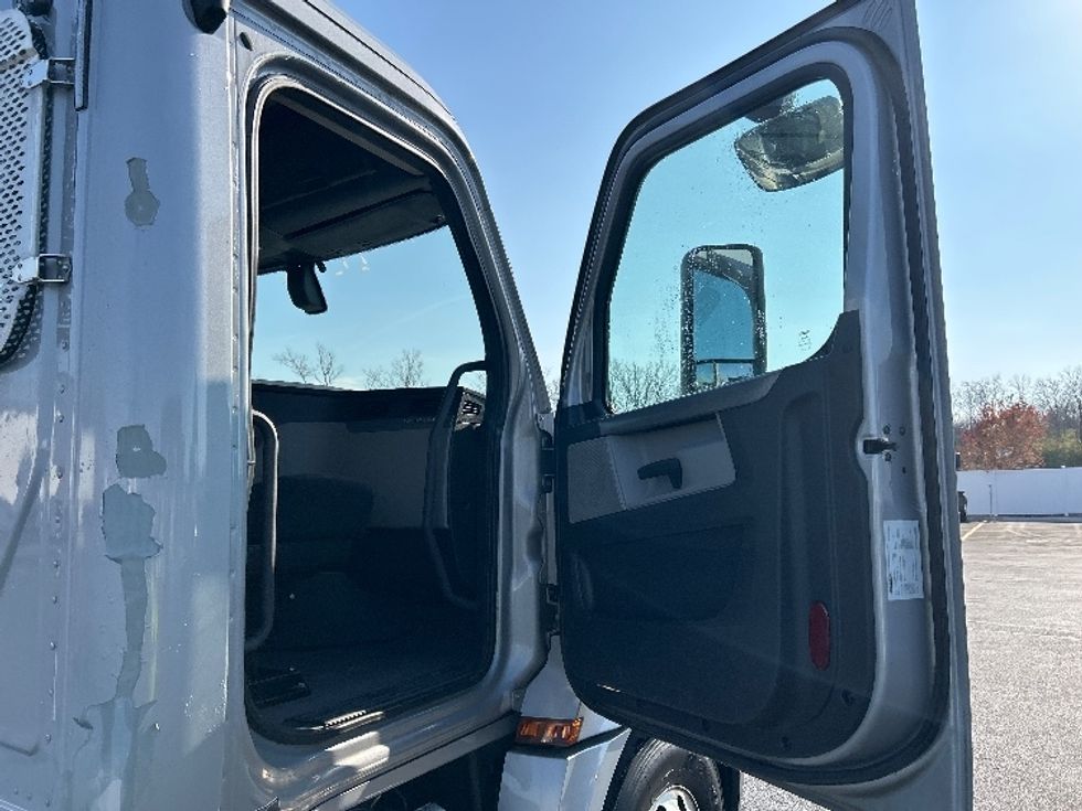 Day Cab Tractor-Heavy Duty Tractors-Freightliner-2020-T12664ST-Piqua-OH-500,185\n\t\tmiles-$ 42,500 - Image 11