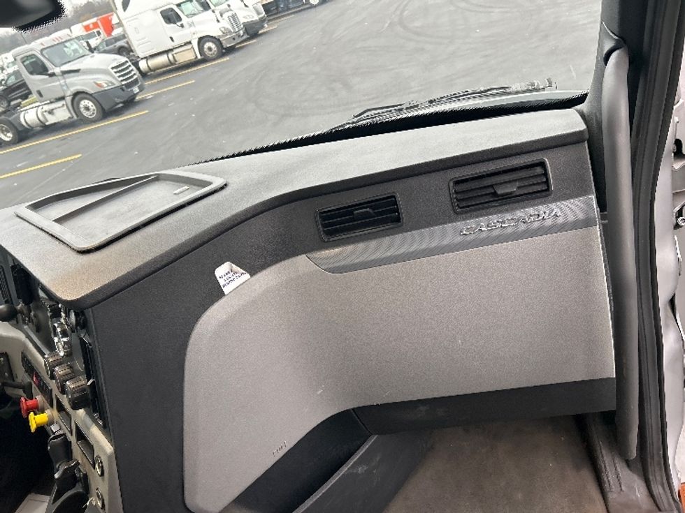 Day Cab Tractor-Heavy Duty Tractors-Freightliner-2020-T12664ST-Piqua-OH-525,111\n\t\tmiles-$ 40,250 - Image 13