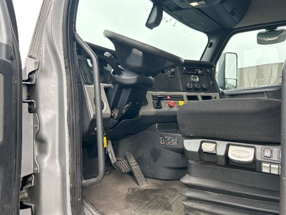 Day Cab Tractor-Heavy Duty Tractors-Freightliner-2020-T12664ST-Piqua-OH-566,345\n\t\tmiles-$ 36,750 - Image 10