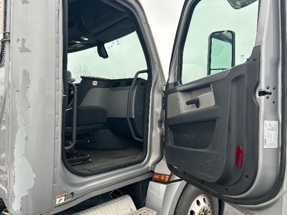 Day Cab Tractor-Heavy Duty Tractors-Freightliner-2020-T12664ST-Piqua-OH-566,345\n\t\tmiles-$ 36,750 - Image 12
