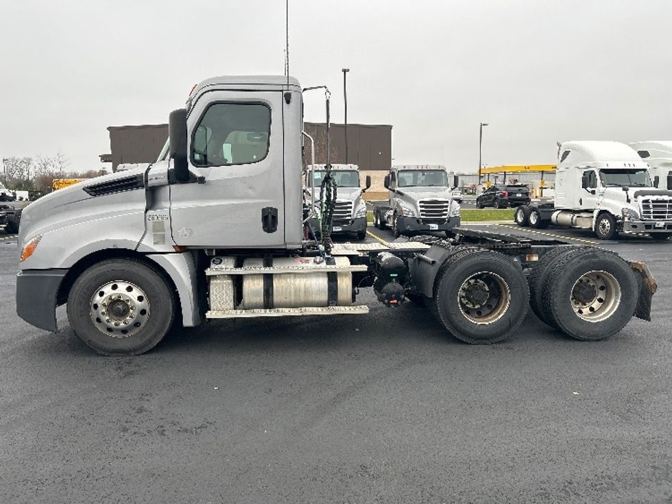 Day Cab Tractor-Heavy Duty Tractors-Freightliner-2020-T12664ST-Piqua-OH-566,345\n\t\tmiles-$ 36,750 - Image 4