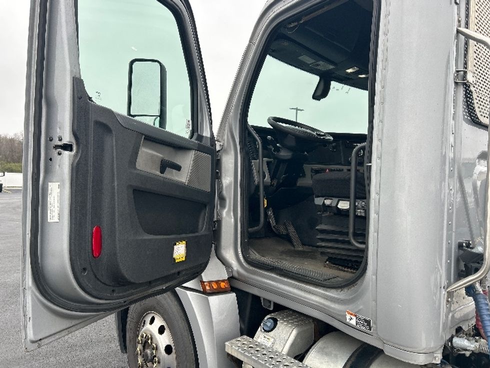 Day Cab Tractor-Heavy Duty Tractors-Freightliner-2020-T12664ST-Piqua-OH-566,345\n\t\tmiles-$ 36,750 - Image 9