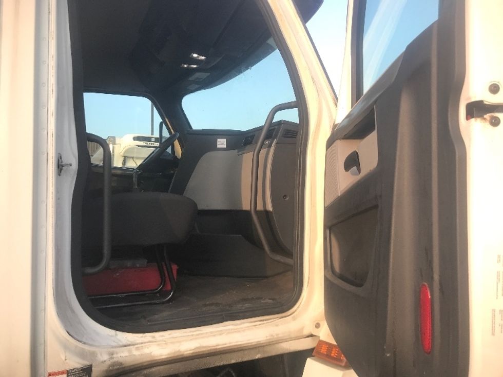 Day Cab Tractor-Heavy Duty Tractors-Freightliner-2020-T12664ST-Pittsburgh-PA-280,590\n\t\tmiles-$ 65,250 - Image 12