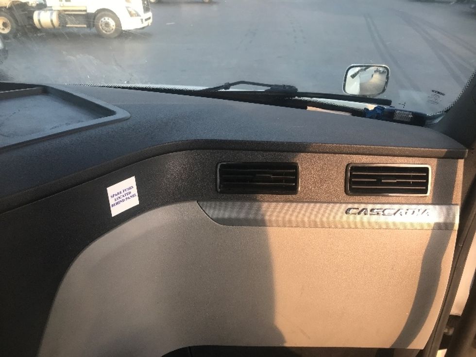 Day Cab Tractor-Heavy Duty Tractors-Freightliner-2020-T12664ST-Pittsburgh-PA-280,590\n\t\tmiles-$ 65,250 - Image 13