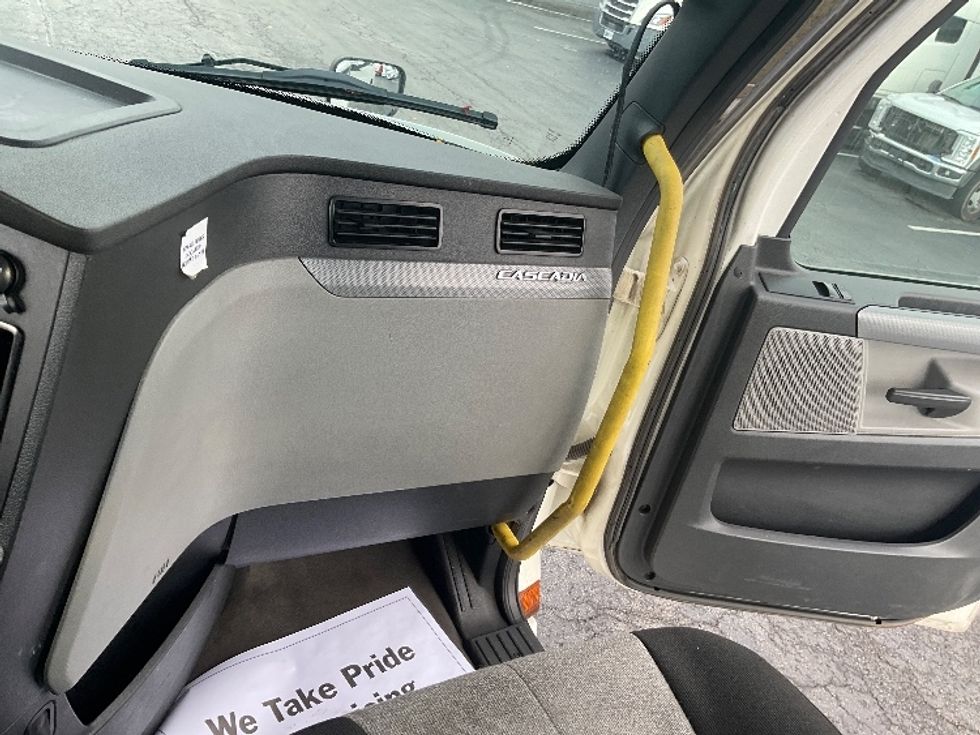 Day Cab Tractor-Heavy Duty Tractors-Freightliner-2020-T12664ST-Pittsburgh-PA-790,930\n\t\tmiles-$ 30,750 - Image 13