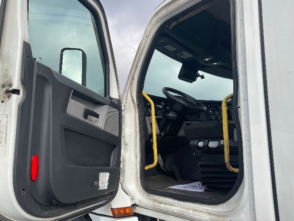 Day Cab Tractor-Heavy Duty Tractors-Freightliner-2020-T12664ST-Pittsburgh-PA-790,930\n\t\tmiles-$ 30,750 - Image 9