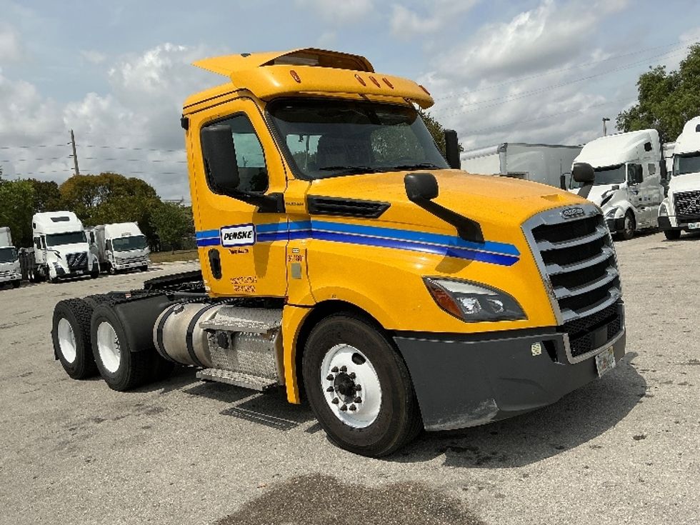 Day Cab Tractor-Heavy Duty Tractors-Freightliner-2020-T12664ST-Pompano Beach-FL-364,323\n\t\tmiles-$ 52,750 - Image 1