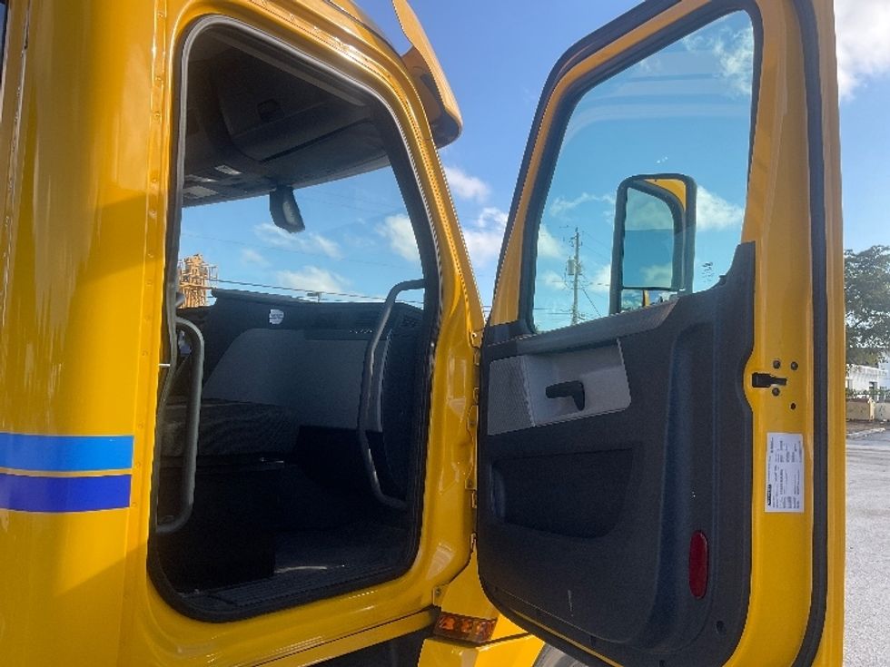 Day Cab Tractor-Heavy Duty Tractors-Freightliner-2020-T12664ST-Pompano Beach-FL-364,323\n\t\tmiles-$ 52,750 - Image 12
