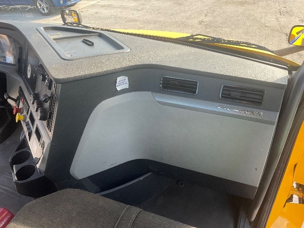 Day Cab Tractor-Heavy Duty Tractors-Freightliner-2020-T12664ST-Pompano Beach-FL-364,323\n\t\tmiles-$ 52,750 - Image 13