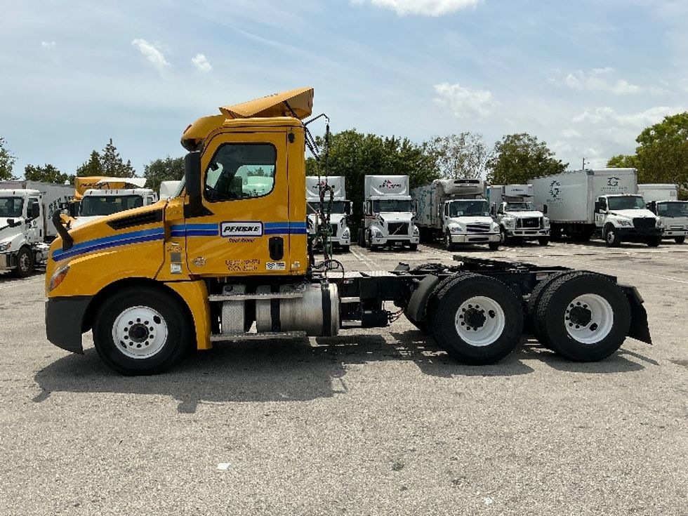 Day Cab Tractor-Heavy Duty Tractors-Freightliner-2020-T12664ST-Pompano Beach-FL-364,323\n\t\tmiles-$ 52,750 - Image 4