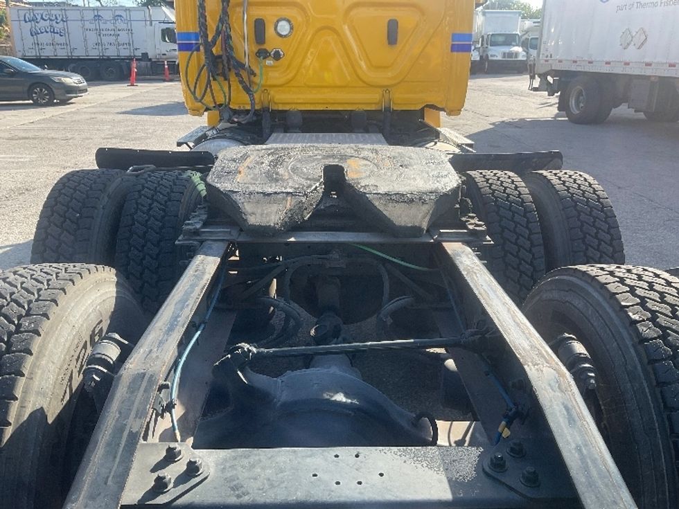 Day Cab Tractor-Heavy Duty Tractors-Freightliner-2020-T12664ST-Pompano Beach-FL-364,323\n\t\tmiles-$ 52,750 - Image 6