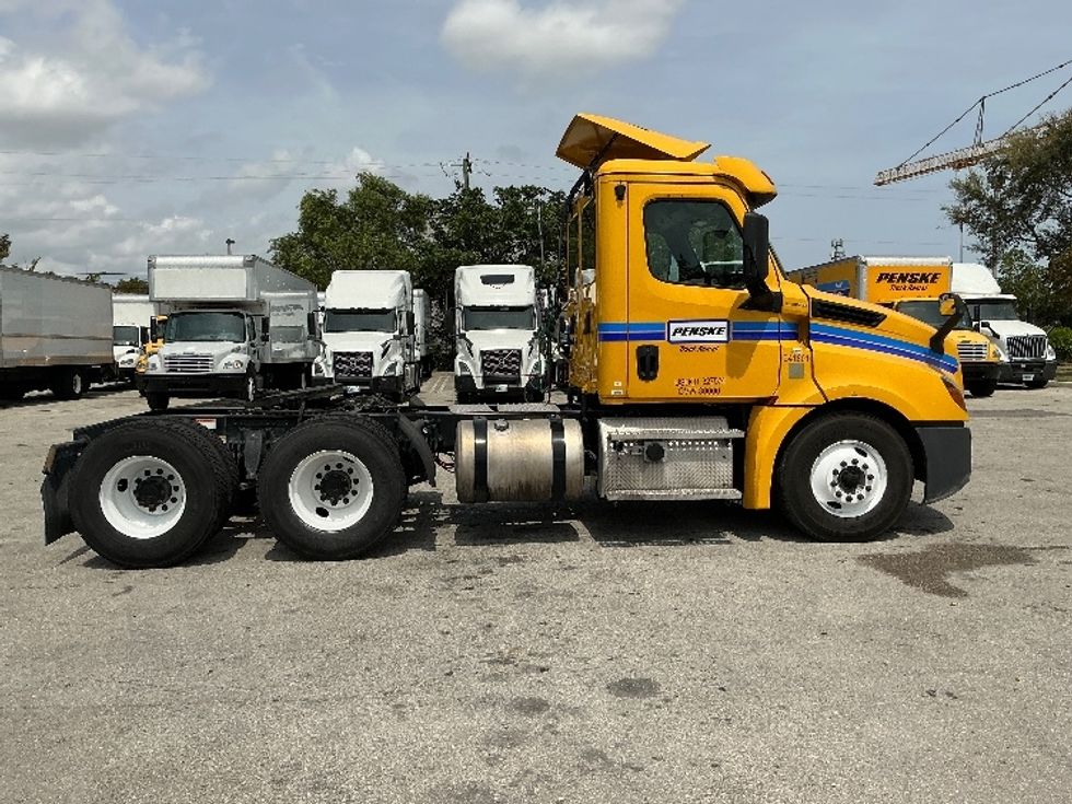 Day Cab Tractor-Heavy Duty Tractors-Freightliner-2020-T12664ST-Pompano Beach-FL-364,323\n\t\tmiles-$ 52,750 - Image 8