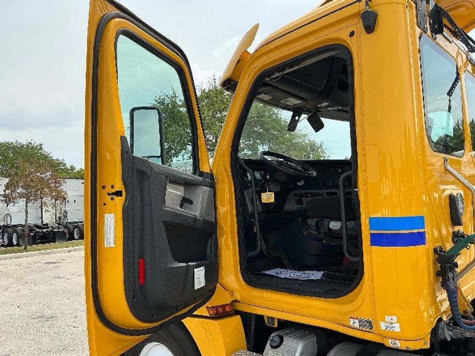 Day Cab Tractor-Heavy Duty Tractors-Freightliner-2020-T12664ST-Pompano Beach-FL-364,323\n\t\tmiles-$ 52,750 - Image 9