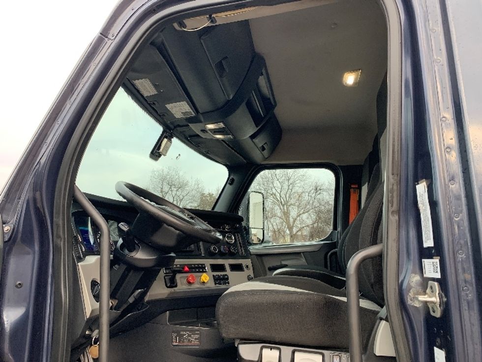 Day Cab Tractor-Heavy Duty Tractors-Freightliner-2020-T12664ST-Poplar Bluff-MO-563,195\n\t\tmiles-$ 46,250 - Image 9