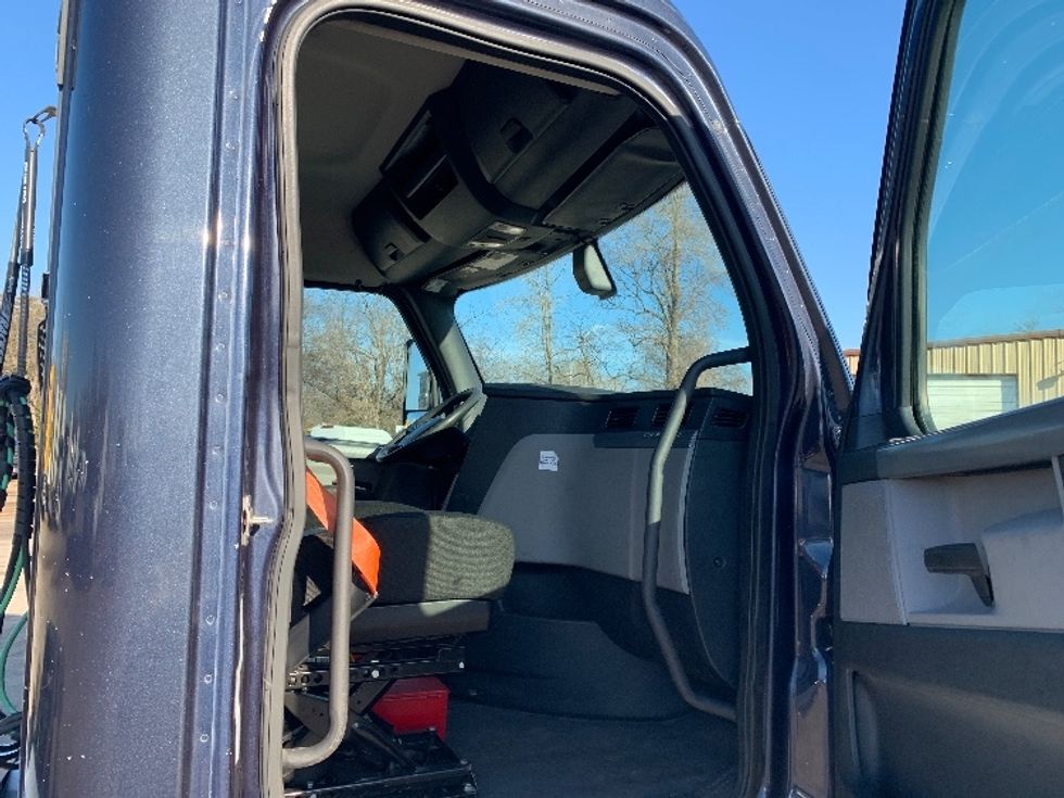 Day Cab Tractor-Heavy Duty Tractors-Freightliner-2020-T12664ST-Poplar Bluff-MO-583,679\n\t\tmiles-$ 44,000 - Image 12