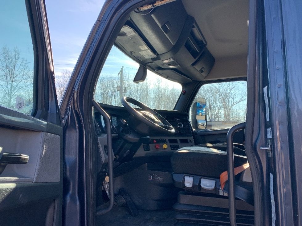 Day Cab Tractor-Heavy Duty Tractors-Freightliner-2020-T12664ST-Poplar Bluff-MO-583,679\n\t\tmiles-$ 44,000 - Image 9