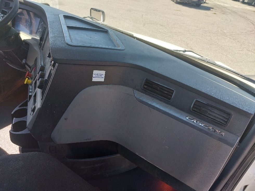 Day Cab Tractor-Heavy Duty Tractors-Freightliner-2020-T12664ST-Port Huron-MI-156,235\n\t\tmiles-$ 72,000 - Image 13