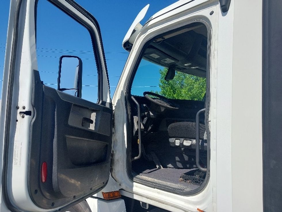 Day Cab Tractor-Heavy Duty Tractors-Freightliner-2020-T12664ST-Port Huron-MI-156,235\n\t\tmiles-$ 72,000 - Image 9