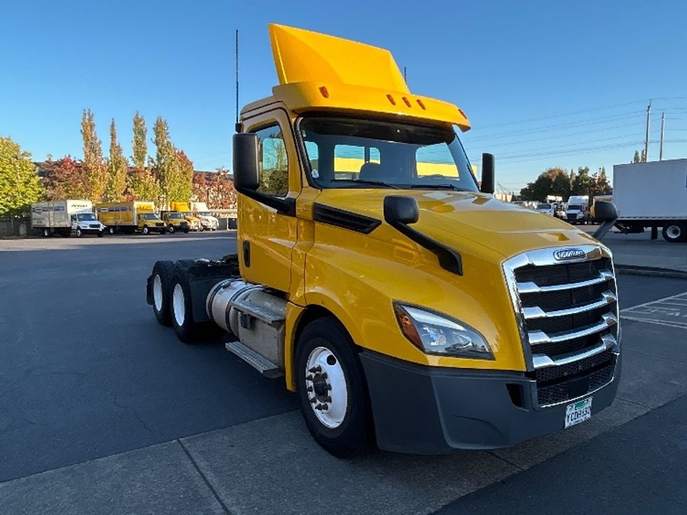 Day Cab Tractor-Heavy Duty Tractors-Freightliner-2020-T12664ST-Portland-OR-113,851\n\t\tmiles-$ 65,000 - Image 1