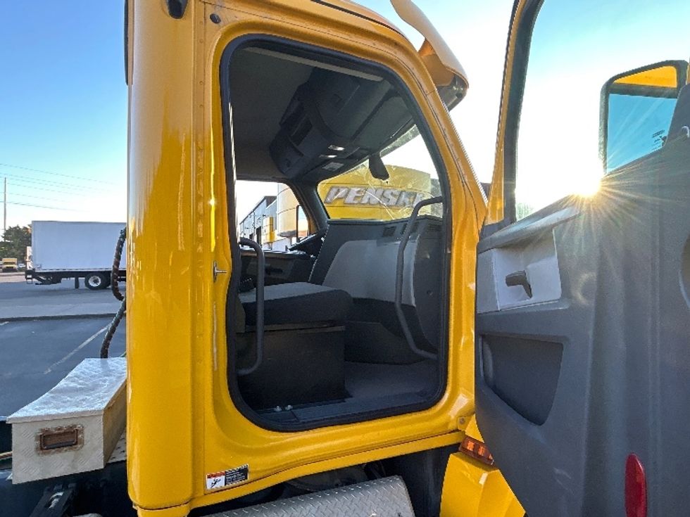 Day Cab Tractor-Heavy Duty Tractors-Freightliner-2020-T12664ST-Portland-OR-113,851\n\t\tmiles-$ 65,000 - Image 12