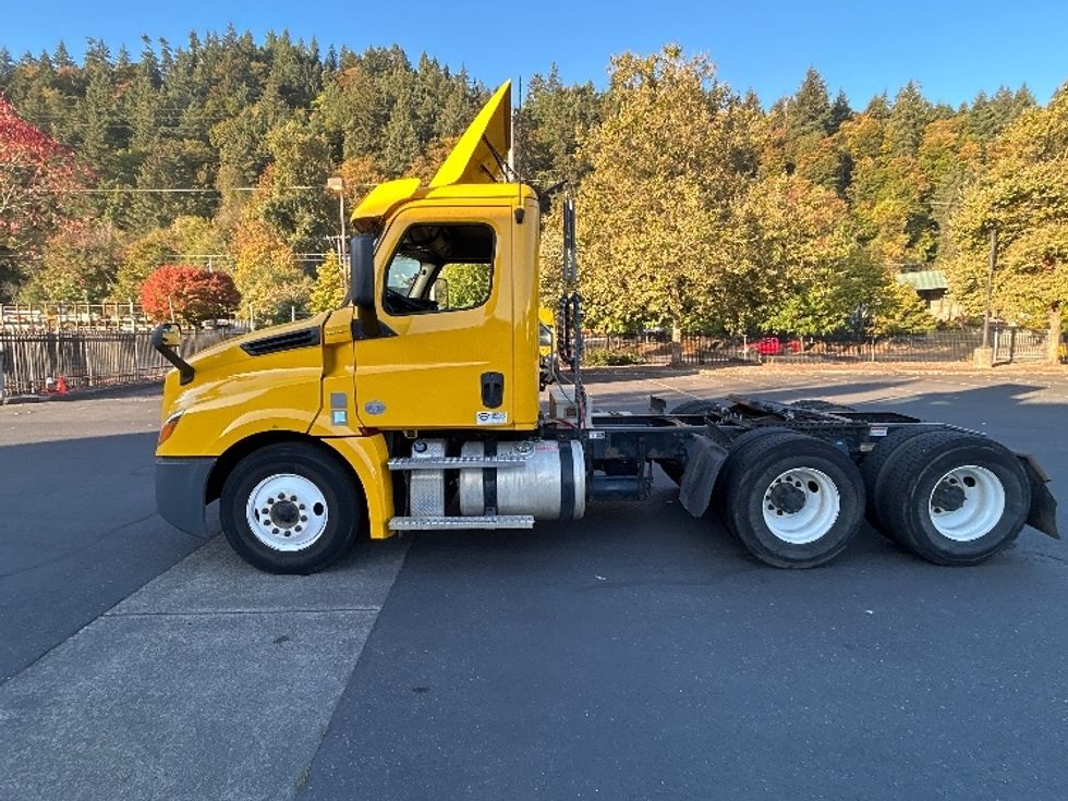 Day Cab Tractor-Heavy Duty Tractors-Freightliner-2020-T12664ST-Portland-OR-113,851\n\t\tmiles-$ 65,000 - Image 4