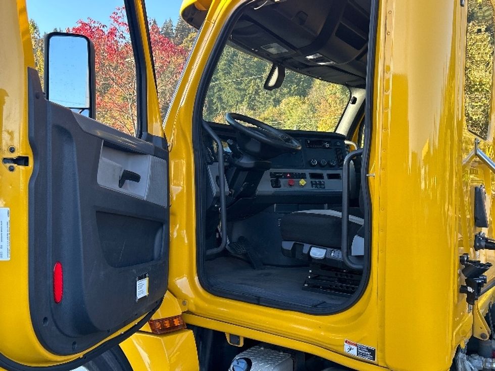 Day Cab Tractor-Heavy Duty Tractors-Freightliner-2020-T12664ST-Portland-OR-113,851\n\t\tmiles-$ 65,000 - Image 9