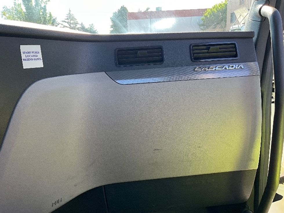 Day Cab Tractor-Heavy Duty Tractors-Freightliner-2020-T12664ST-Portland-OR-254,254\n\t\tmiles-$ 64,000 - Image 13