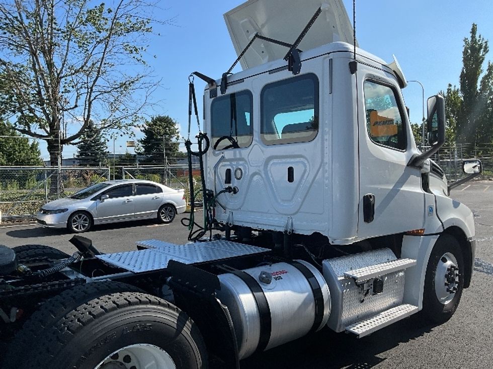 Day Cab Tractor-Heavy Duty Tractors-Freightliner-2020-T12664ST-Portland-OR-254,254\n\t\tmiles-$ 64,000 - Image 18