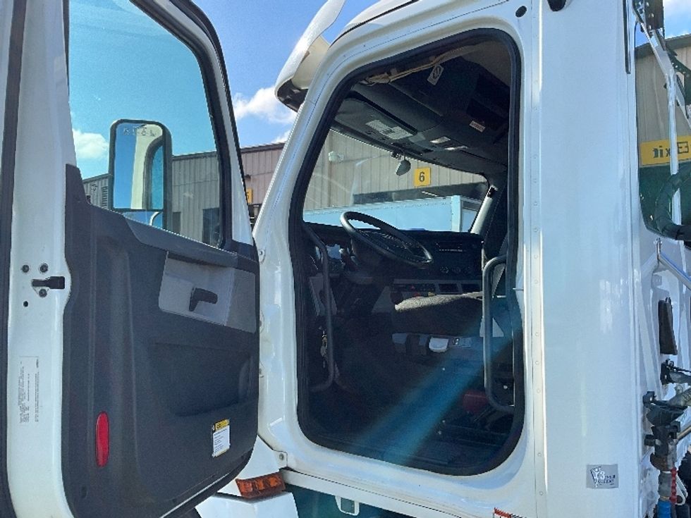 Day Cab Tractor-Heavy Duty Tractors-Freightliner-2020-T12664ST-Portland-OR-254,254\n\t\tmiles-$ 64,000 - Image 9