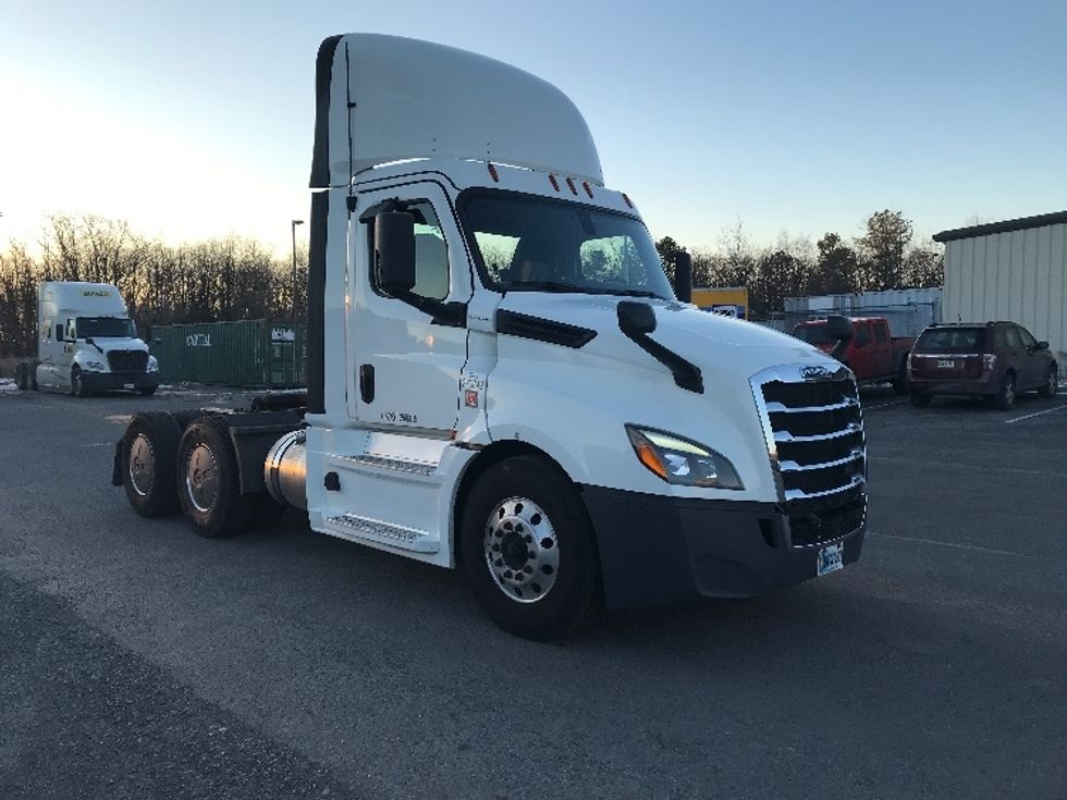 Day Cab Tractor-Heavy Duty Tractors-Freightliner-2020-T12664ST-Pottsville-PA-674,890\n\t\tmiles-$ 31,500 - Image 1