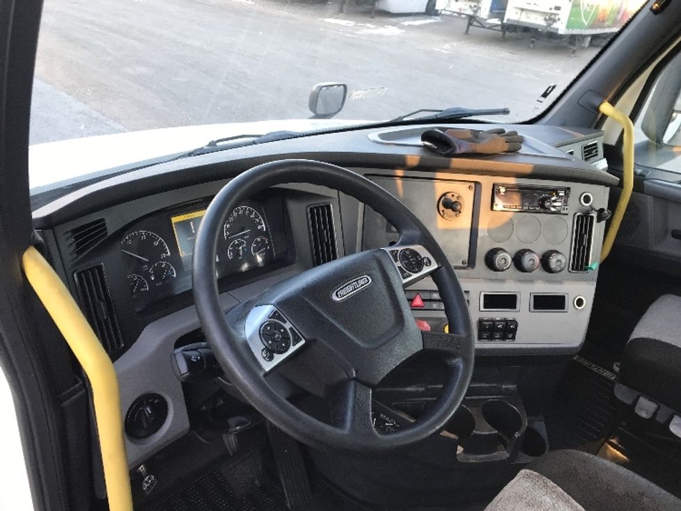Day Cab Tractor-Heavy Duty Tractors-Freightliner-2020-T12664ST-Pottsville-PA-674,890\n\t\tmiles-$ 31,500 - Image 10