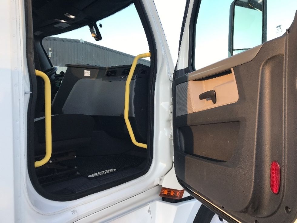 Day Cab Tractor-Heavy Duty Tractors-Freightliner-2020-T12664ST-Pottsville-PA-674,890\n\t\tmiles-$ 31,500 - Image 12