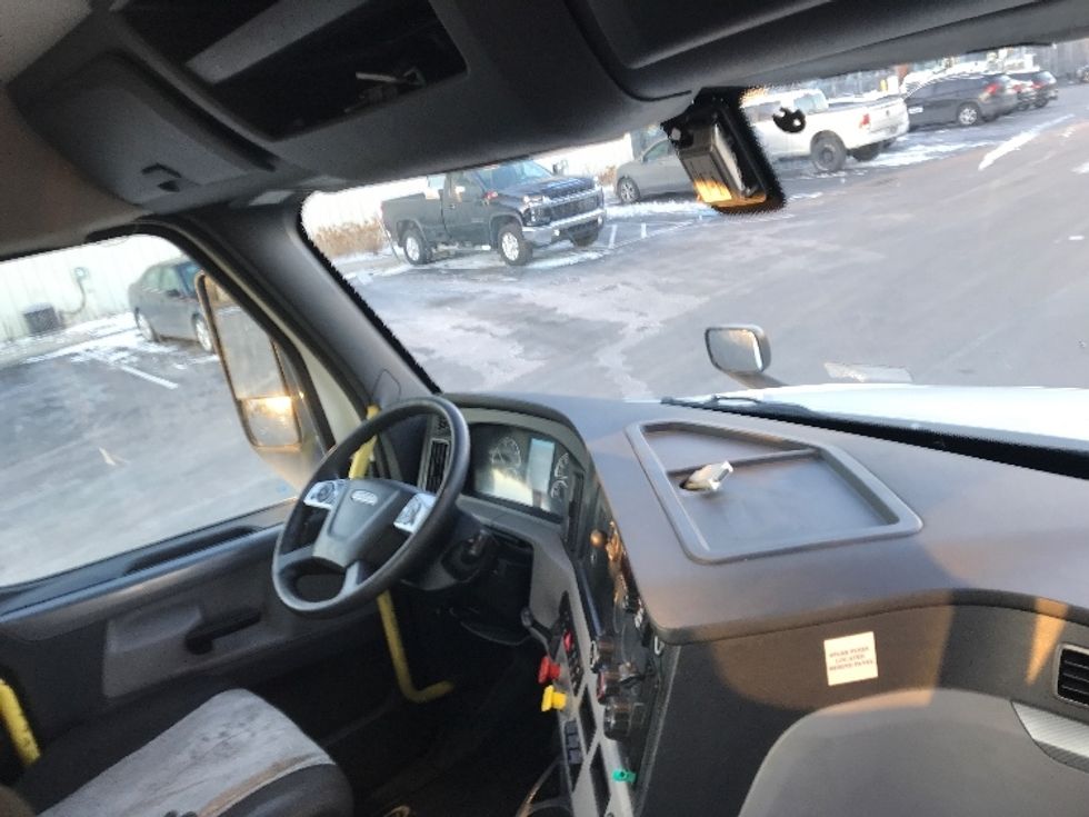 Day Cab Tractor-Heavy Duty Tractors-Freightliner-2020-T12664ST-Pottsville-PA-674,890\n\t\tmiles-$ 31,500 - Image 14
