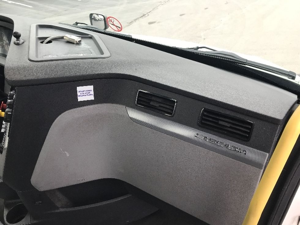 Day Cab Tractor-Heavy Duty Tractors-Freightliner-2020-T12664ST-Pottsville-PA-682,193\n\t\tmiles-$ 29,500 - Image 13