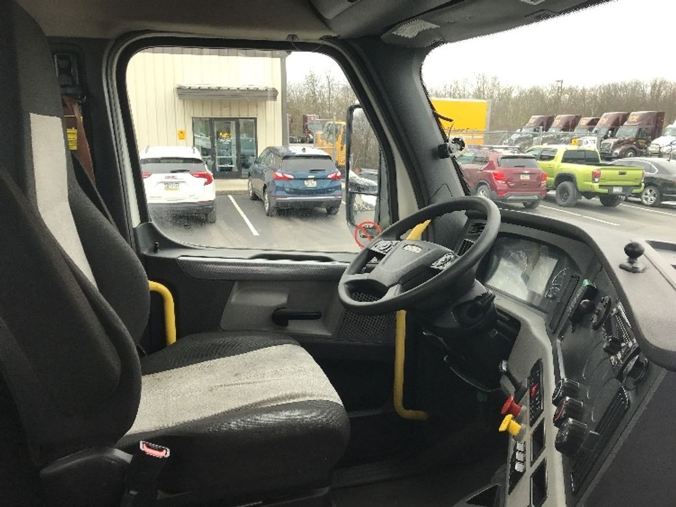 Day Cab Tractor-Heavy Duty Tractors-Freightliner-2020-T12664ST-Pottsville-PA-682,193\n\t\tmiles-$ 29,500 - Image 14