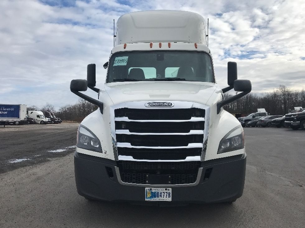 2020 Freightliner Cascadia 126" Day cab photo 2