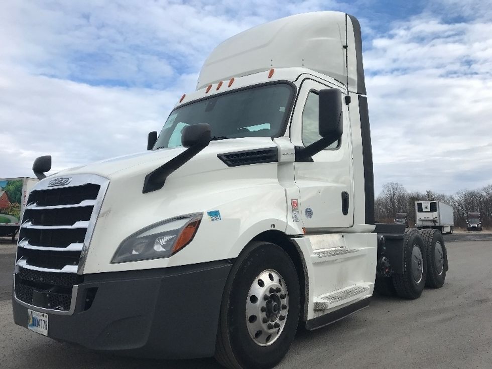 2020 Freightliner Cascadia 126" Day cab photo 3