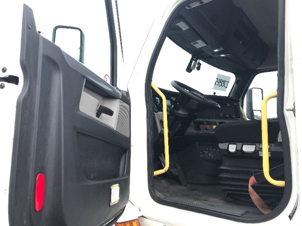 Day Cab Tractor-Heavy Duty Tractors-Freightliner-2020-T12664ST-Pottsville-PA-682,193\n\t\tmiles-$ 29,500 - Image 9