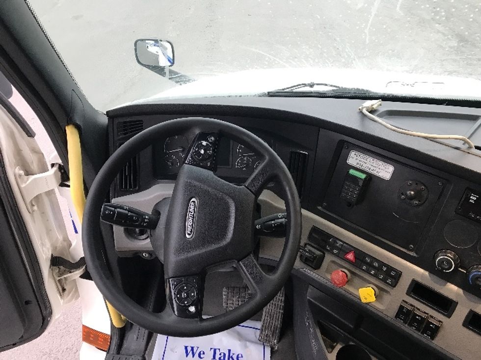 Day Cab Tractor-Heavy Duty Tractors-Freightliner-2020-T12664ST-Pottsville-PA-761,938\n\t\tmiles-$ 28,500 - Image 11