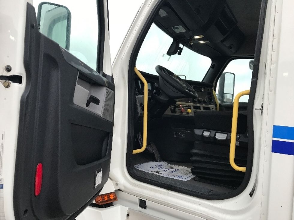 Day Cab Tractor-Heavy Duty Tractors-Freightliner-2020-T12664ST-Pottsville-PA-761,938\n\t\tmiles-$ 28,500 - Image 9
