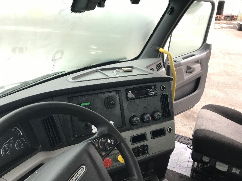 Day Cab Tractor-Heavy Duty Tractors-Freightliner-2020-T12664ST-Pottsville-PA-784,009\n\t\tmiles-$ 28,500 - Image 10