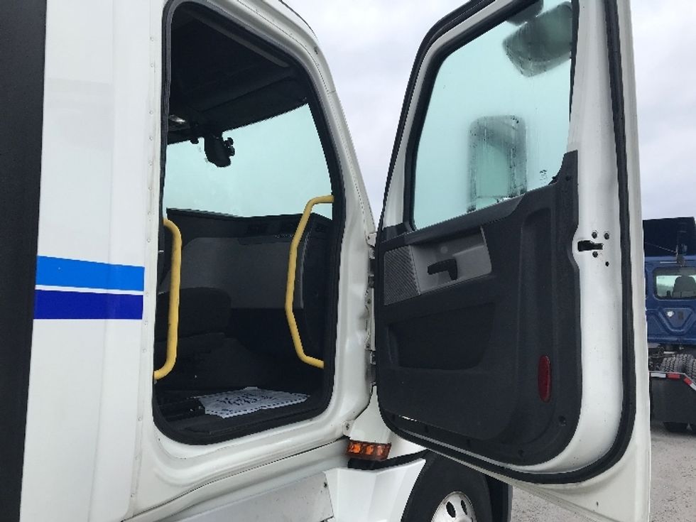 Day Cab Tractor-Heavy Duty Tractors-Freightliner-2020-T12664ST-Pottsville-PA-784,009\n\t\tmiles-$ 28,500 - Image 12