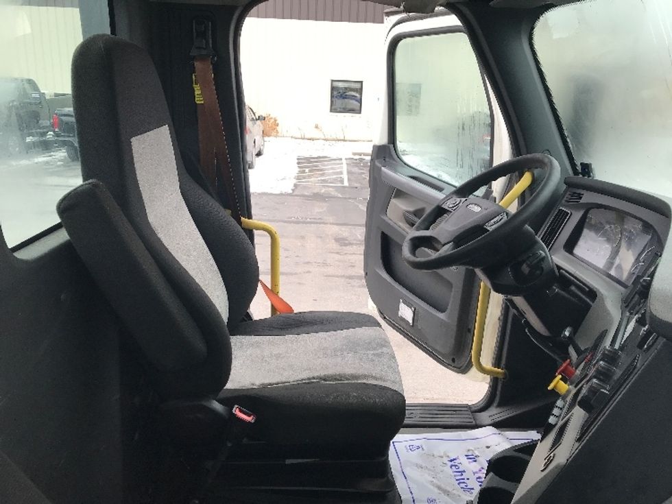 Day Cab Tractor-Heavy Duty Tractors-Freightliner-2020-T12664ST-Pottsville-PA-784,009\n\t\tmiles-$ 28,500 - Image 14