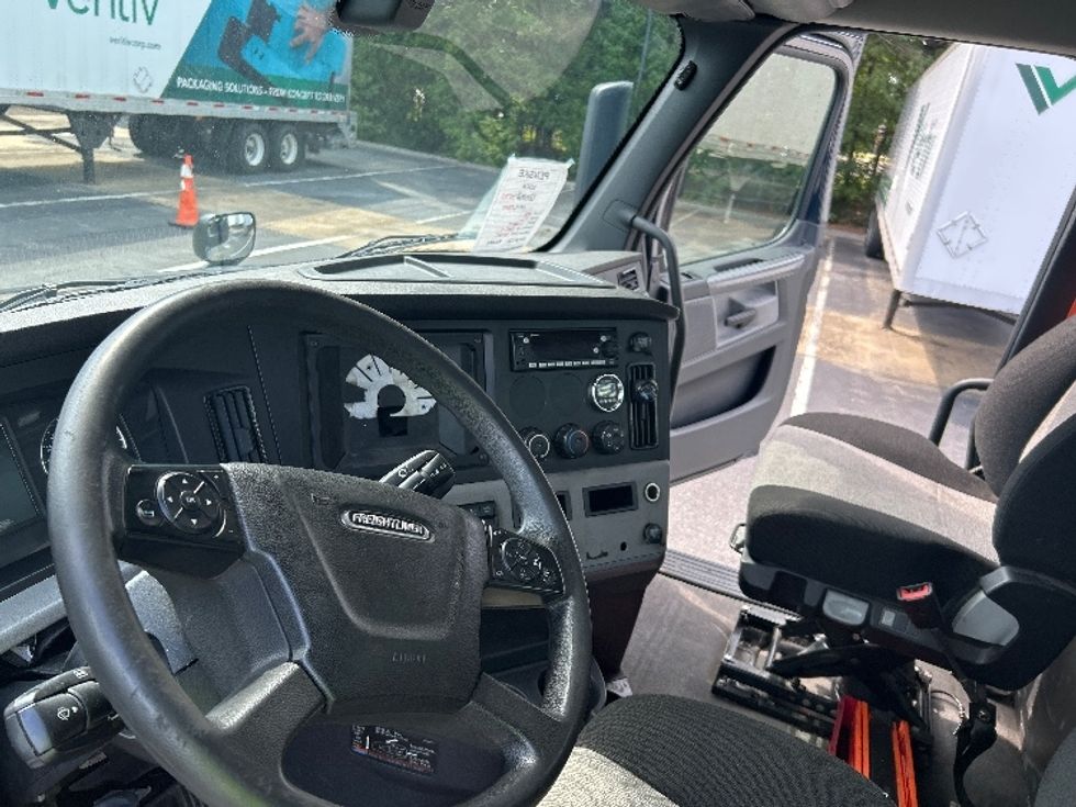 Day Cab Tractor-Heavy Duty Tractors-Freightliner-2020-T12664ST-Prince George-VA-399,258\n\t\tmiles-$ 55,750 - Image 10