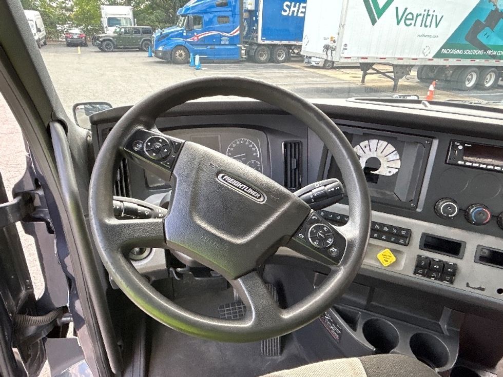 Day Cab Tractor-Heavy Duty Tractors-Freightliner-2020-T12664ST-Prince George-VA-399,258\n\t\tmiles-$ 55,750 - Image 11